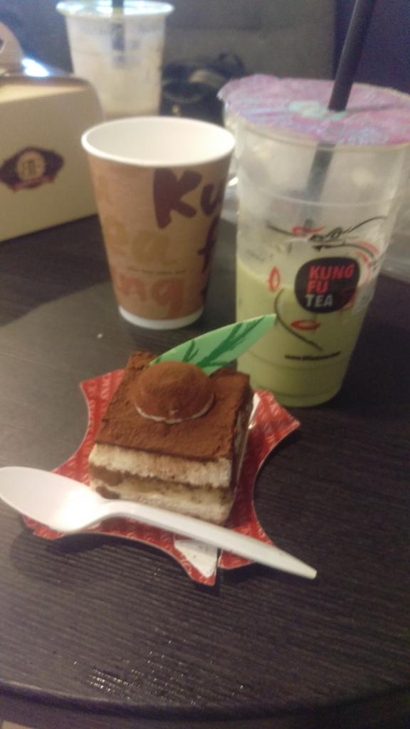 Mama_saurusRex's tweet photo. Matcha milk tea date with the side chick. π @kfteausa #MatchaAddiction https://t.co/IdVL9HNQjg