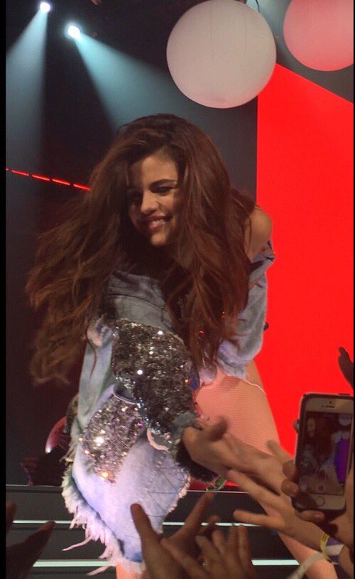 2017babes's tweet photo. 2017 goal : touch your fave 🍒 https://t.co/8SEAZDZFqk