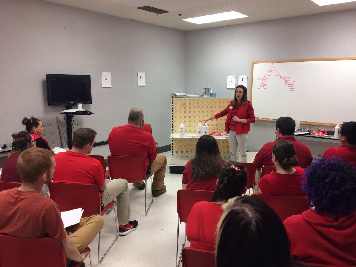 Schreibi_Knight's tweet photo. Plano TL Lisa doing a training for our Remodel team, complete with gondola!
#TraintoWin @OneEyedLance @r_d_parsons #T1082 https://t.co/vK93bYhIZU