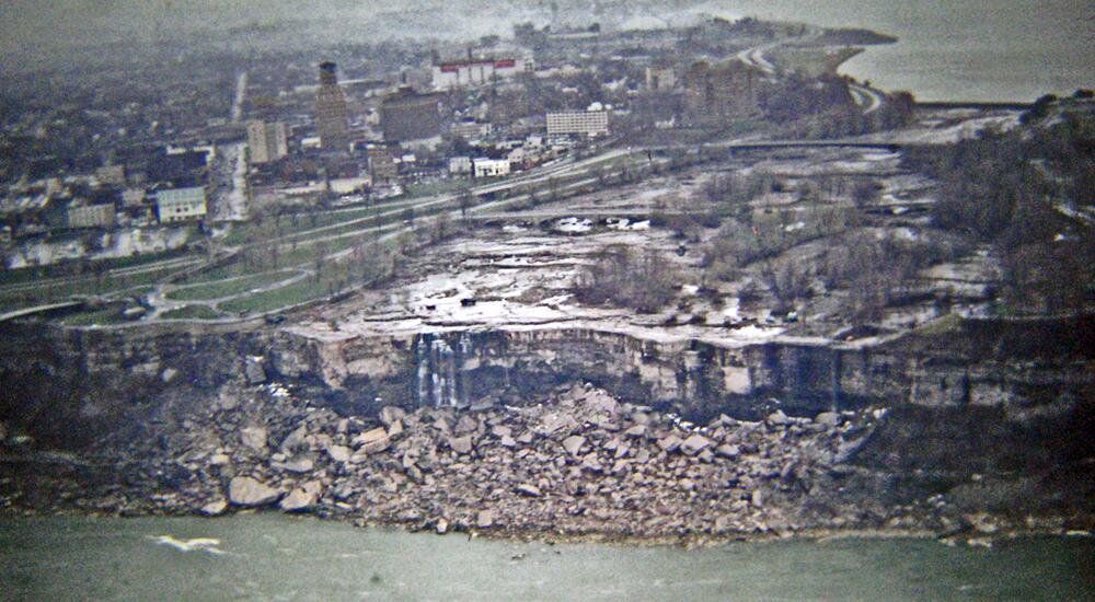 HistoryInPics's tweet photo. Niagara falls without water, 1969. https://t.co/65D1B6V4DD
