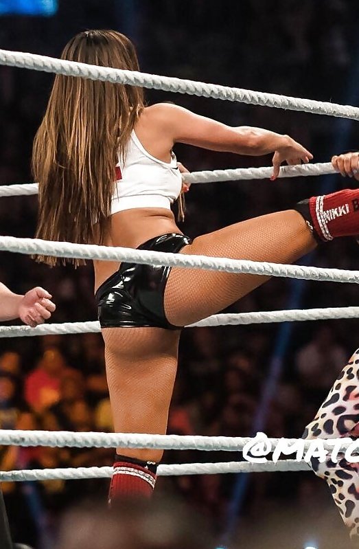 DIVASHOTASS2's tweet photo. You gotta love Nikki's black tights���😍 https://t.co/3ZULT9SV3Y