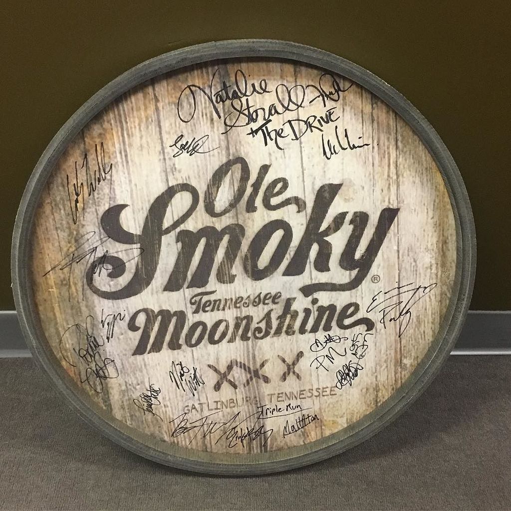 TaraThompsonTN's tweet image. Who wants to buy a moonshine wheel signed by some amazing artists?! All proceeds go to @do… ift.tt/2j1x9wX