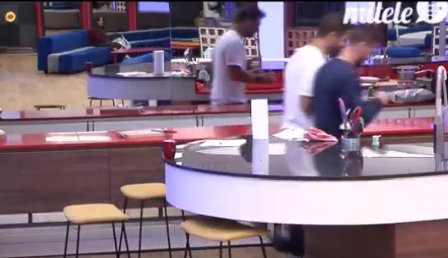 Draladraw's tweet photo. @onuag @failvres @BeatrizGH_17 @RodrigoGH_17 dime que la del cristal no es noelia😂😂😂 https://t.co/fejd66CaMp