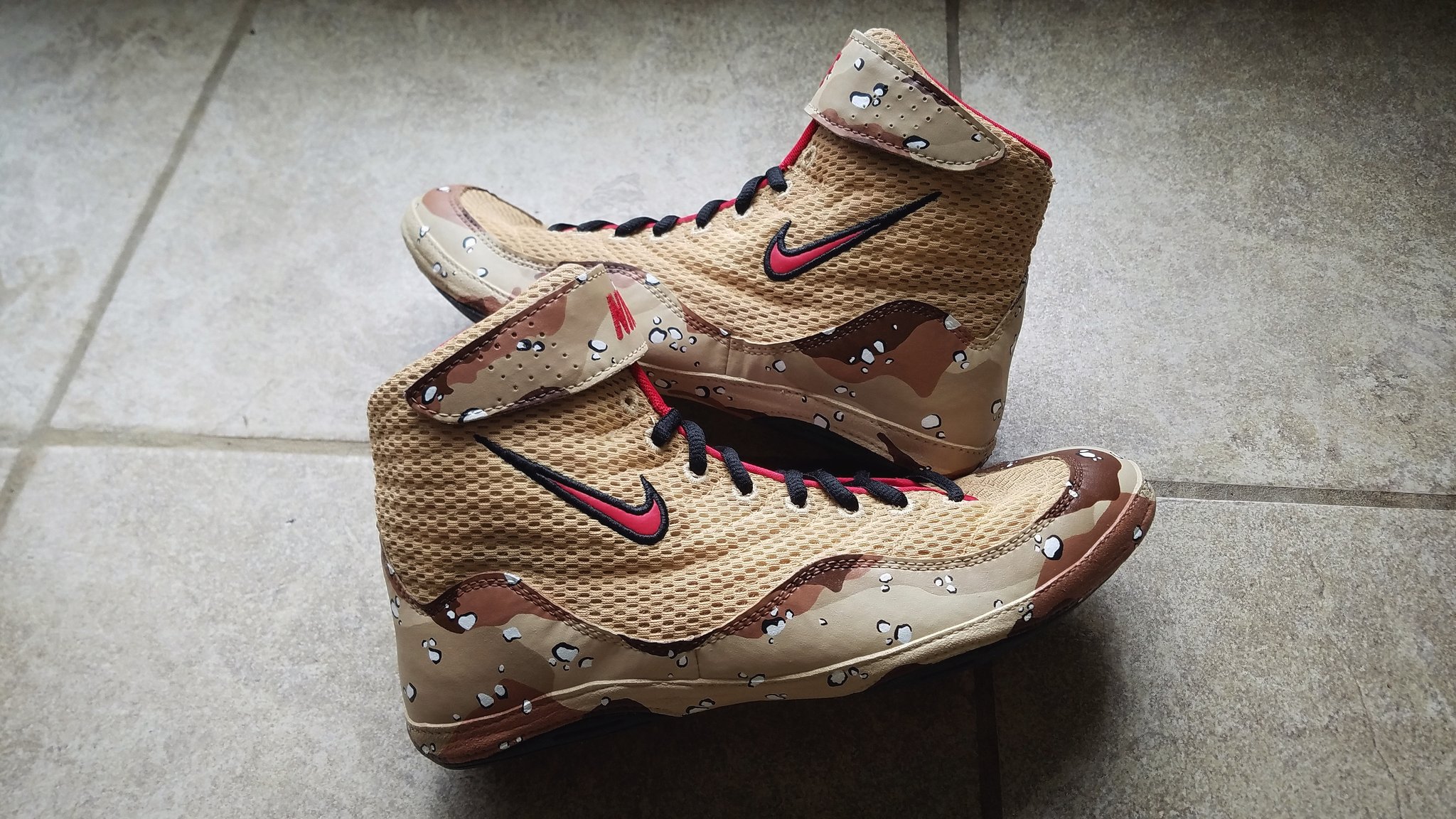 cortesía A menudo hablado de nuevo Undefeated Customs on Twitter: "Desert Camo Nike Inflict wrestling shoes.  @undefeatedcustoms on Instagram. @AngelusDirect https://t.co/iRuNWBIeWo" /  Twitter