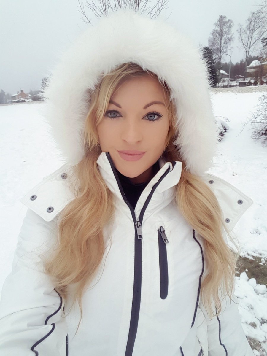 SnapbackKelly's tweet image. So it turns out I actually ♡ being in the cold snow as much as I enjoy bathing in the sun #Sweden #Trip #Snowbunny