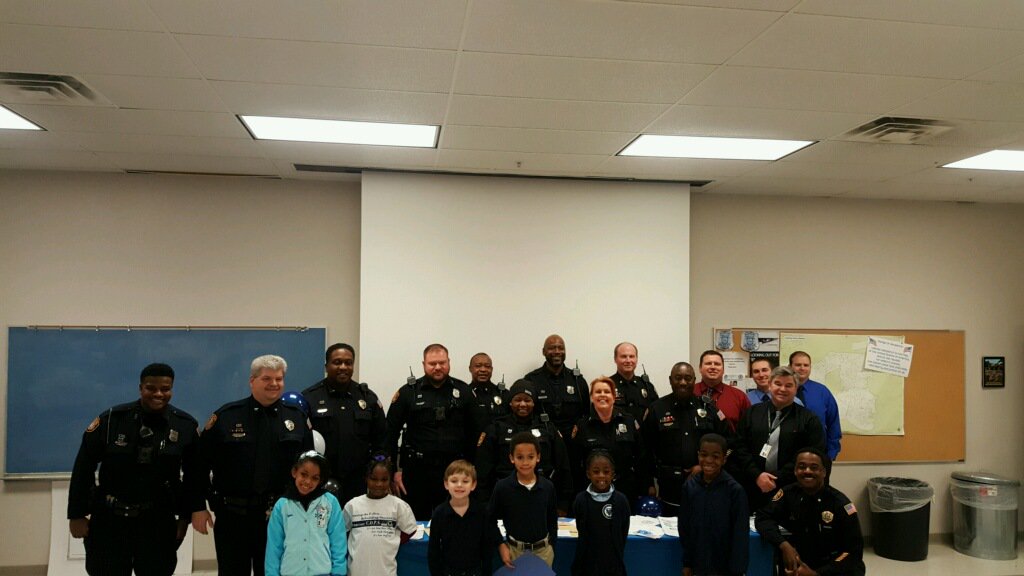 CmDiezi's tweet photo. Shelby Oaks students, teachers and PTA present the officers at Appling Precinct with cards and letters of appreciation. https://t.co/PXLEDUU5dk