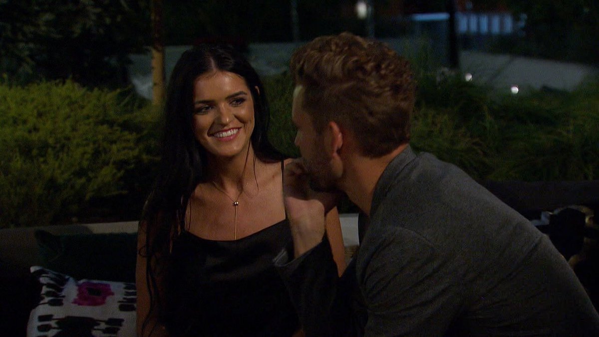 Nick Viall - Bachelor 21 - Episode 2 Jan 9th - *Sleuthing Spoilers* - Page 13 C1xdDQuUsAERiN1