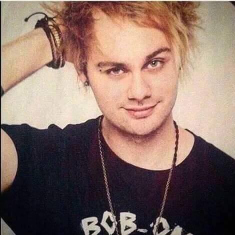 Luke_5ses's tweet photo. #EveryoneIsMichaelClifford #iHeartAwards #BestFanArmy #5SSOFam https://t.co/0yiPgyOF9g
