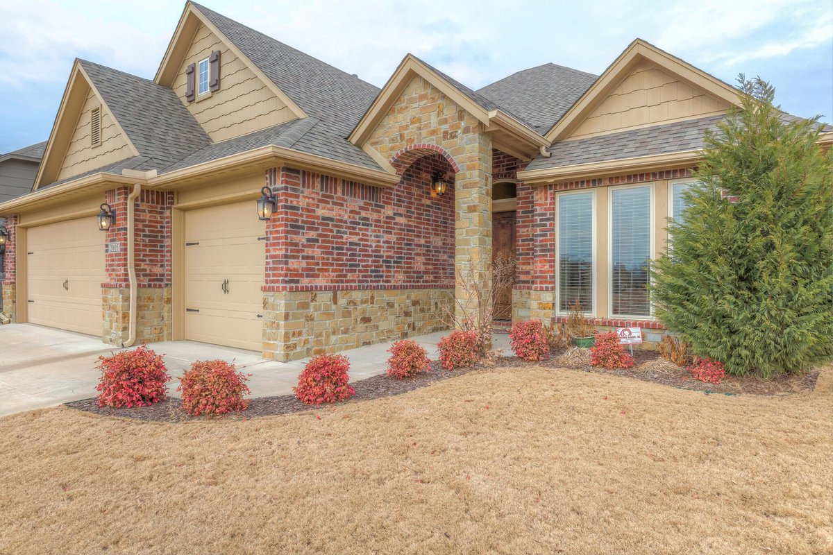 luila_barber's tweet photo. #fourbedrooms #3fullbath #gorgeous #shopping #house #golf #beautifulhouse #hardwoodfloors #granite https://t.co/CAZNYgvWO6