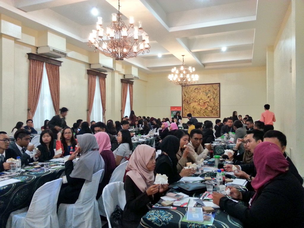 Delegates are now discussing the best environmental practices of their home countries while having their coffee break. 😆 #AUYS2017 #IAmASEAN