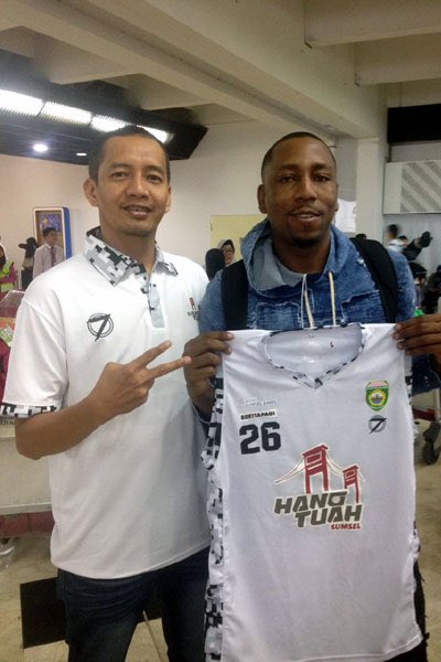 Selamat datang Jajuan Smith! Ini dia satu dari dua "Smith" yang bakal memperkuat #HangTuahSumsel pada musim kompetisi @iblindonesia 2017. 👍🏻