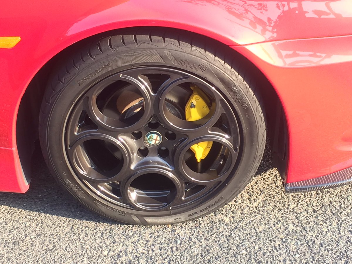 evolutioneII's tweet image. 年末年始の散財で懐が寂しいので、ホイール買い換えないで暗いガンメタに塗装して貰った。キャリパーは自分で黄色に塗装した。やっぱり赤のボディーに黒ホイール最高にかっこいい