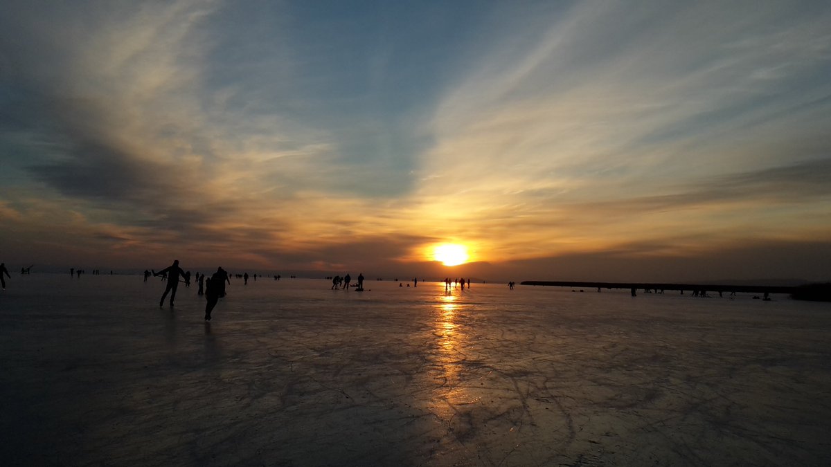 👐 Eislaufen <a href="/AmNeusiedlerSee/">Neusiedler See</a> ist möglich - aber auf eigene Gefahr - es gibt noch offene Stellen im Eis! ❄🌅 Infos: bit.ly/2joq5qr