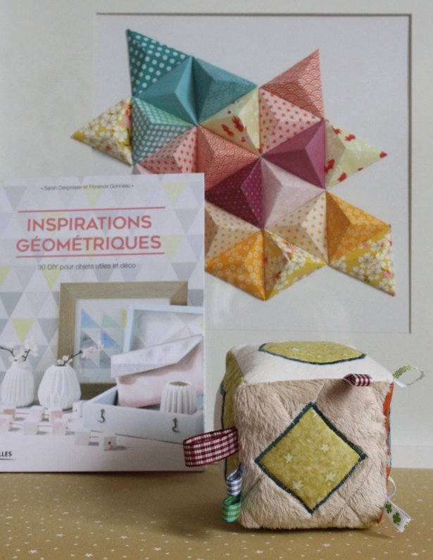 Cube d'éveil réalisé d'après le tuto de notre livre DIY #inspirationsgeometriques <a href="/Eyrolles/">Eyrolles</a> à voir sur le blog.#DIY bit.ly/2idtpHn