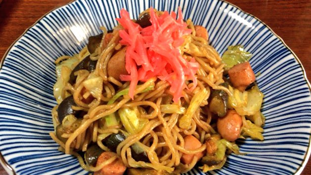 shidayumi11's tweet photo. 冷蔵庫の残り物焼きそば(*´︶`*).｡.:*♡
ナス入れると麺の色が緑になるんやねぇ。。びっくりしました(ºωº)

#お腹ペコリン部 #お昼ごはん #焼きそば #料理好きな人と繋がりたい https://t.co/SGIjifEq9T
