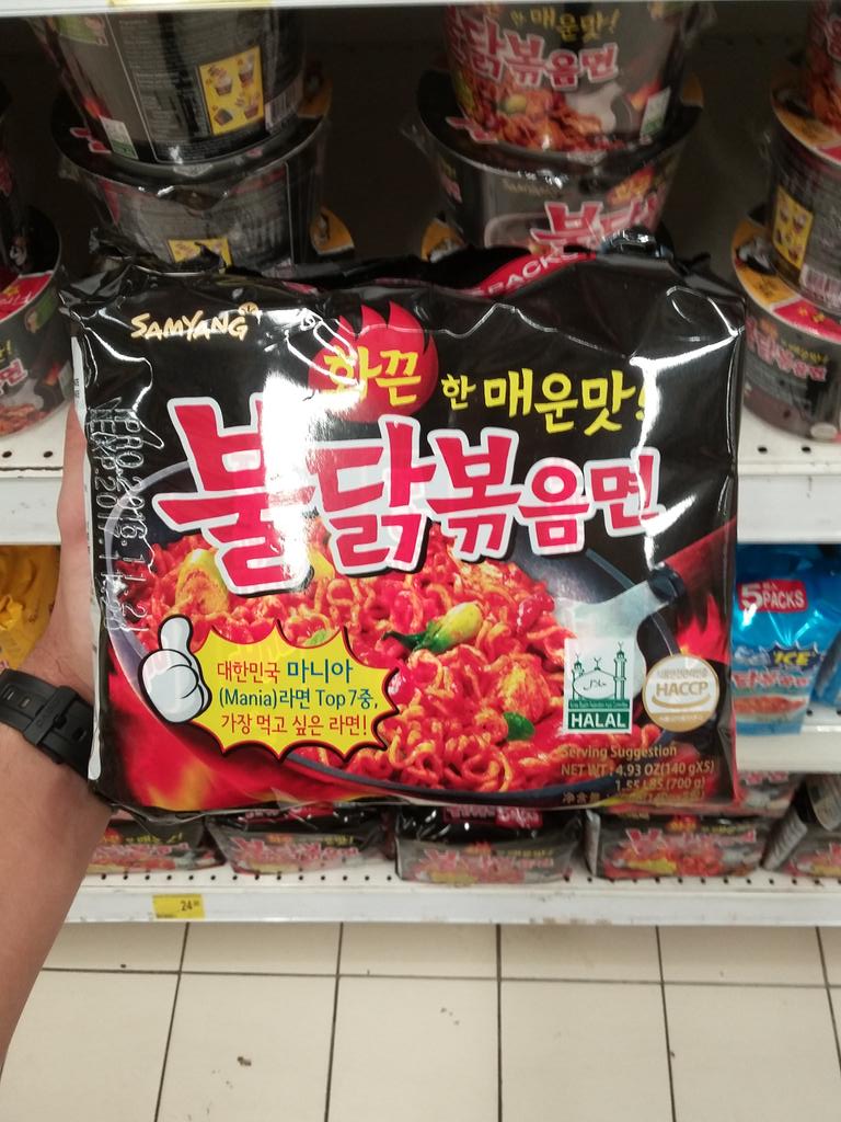 Asraflah's tweet photo. Aku baru tau yang Ramen ada 3 perisa 😂 https://t.co/2GoeN7IS3b