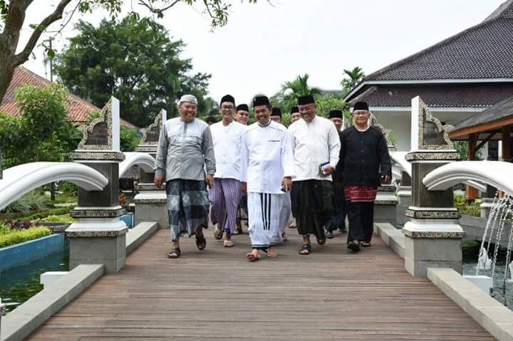 Kain sarung kini jadi trend kostum pemimpin negara, Pak Jokowi menggunakannya dengan penuh rasa bangga.