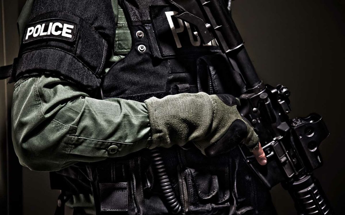 officer_on's tweet photo. 2017 A New Year for all #Officers to stay vigilant on and off #Duty. Stay frosty #officeronduty #oodagency #bluelinestrong https://t.co/3kLCBm9kes