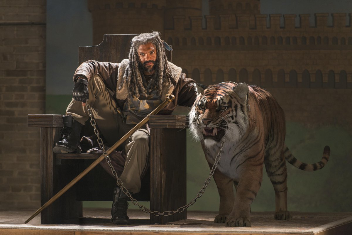TheWalkingDead's tweet photo. I wonder who Ezekiel would have been rooting for in the #NationalChampionship 🤔🤔🤔 #TheWalkingDead https://t.co/nk5Y6kKfVZ