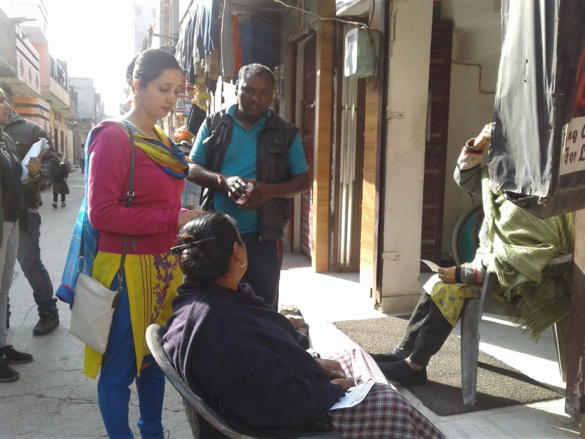 mandeep_manna's tweet photo. @capt_amarinder @punjabpcc @PunjabDaCaptain @Barmer_Harish @VBrarPPCC My wife giving Commitment paper to every house on 9th Jan Preet Nagar https://t.co/xU5n6PlV6W