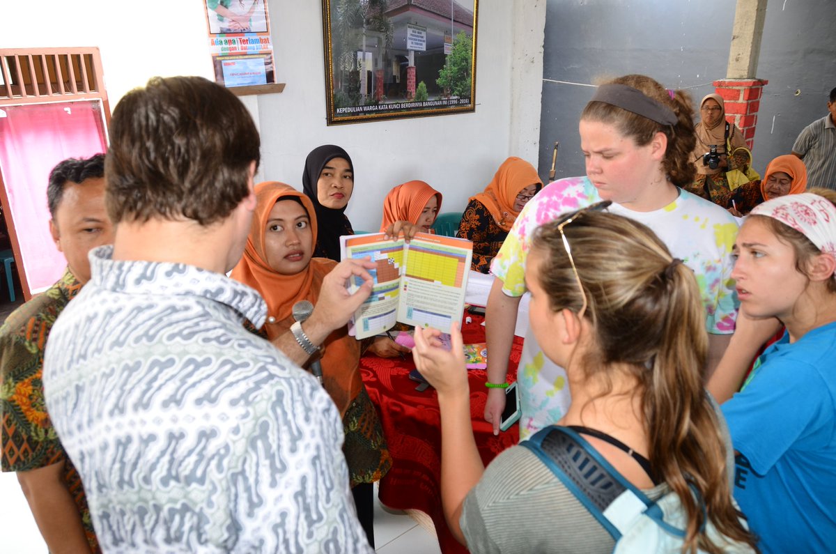 trihumas's tweet image. 38 mhsiswa kperwatan, Kesmas &amp;amp; political science AS kunjungi pskesmas Sobo @banyuwangi_kab utk studi komparatif @a_azwarnas @puskesmas_sobo