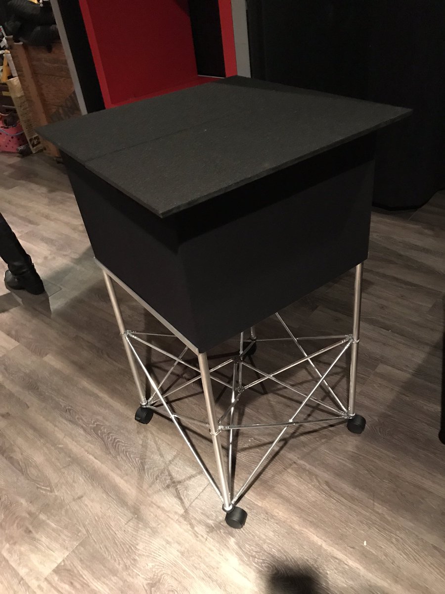 ConjurerMagus's tweet photo. プリマ、ソロ活動用に購入。バラバラになる組み立て式。コンパクトさは十分だが、若干天板が重め?さて使い勝手はいかに? #primavera #solo #table #qble #compact #プリマベーラ #ソロ現場 #テーブル #コンパクト #大事に使ってチョ https://t.co/B67wJPDpTw