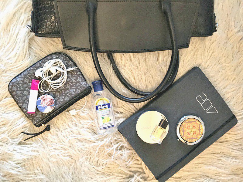 My on the go daily essentials, ow.ly/D2Td307OkPF #whatsinmybag #onthegoessentials