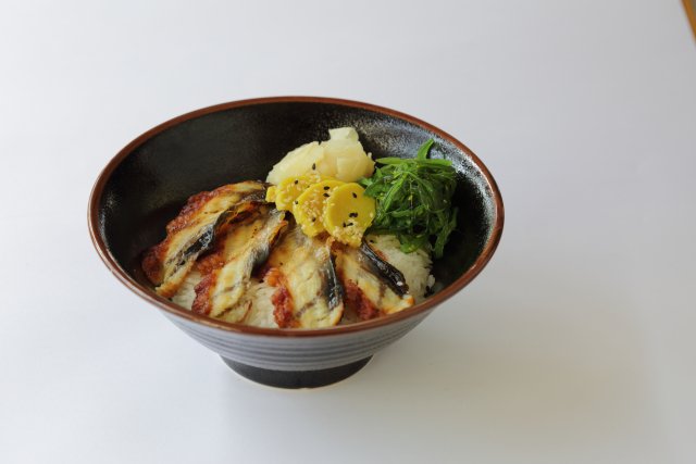 #Unagi #Donburi - #yılanbalığı #sashimi ,#susam ,#yosun, #JaponTurbu
#UnagiDonburi #Goma #Wakame #Takuan #Turp #sushico #suşi #sushitime