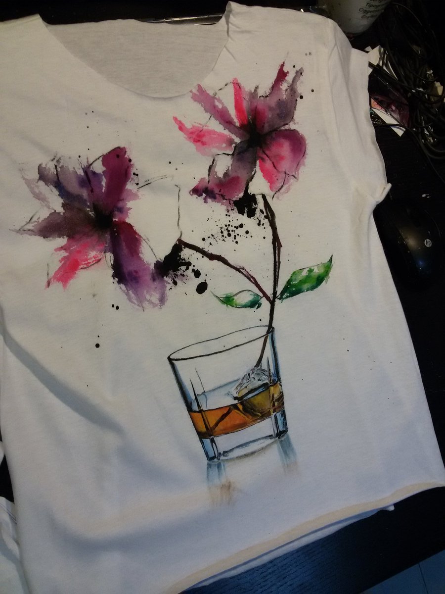 KugaStyle's tweet photo. Stasera su #sbandati su #Rai2 #velialalli indosserà questa maglia. Iperrealismo come se piovesse. #art #fashion #outfit #Clothing #paint https://t.co/Ml5iUKd2Yp