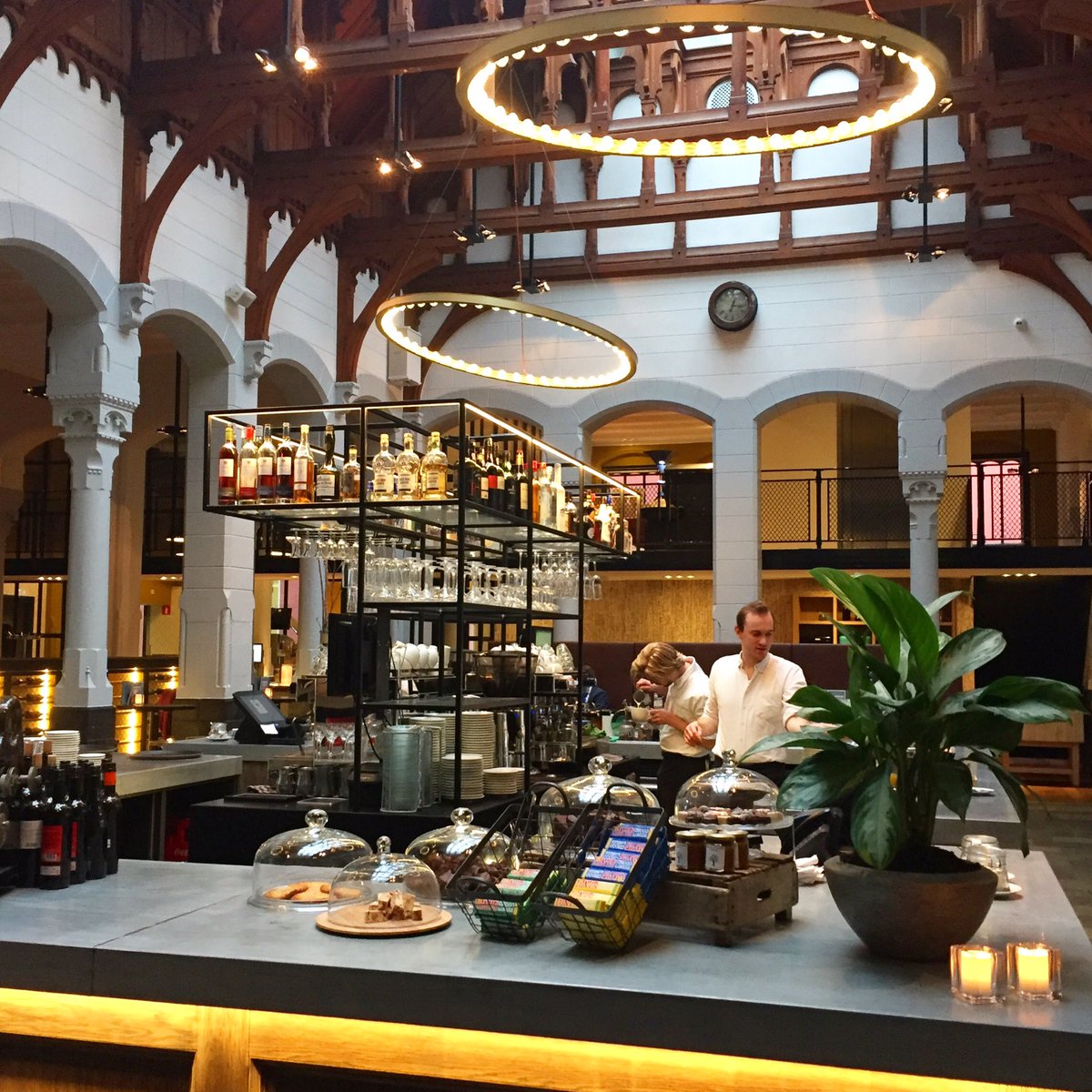 Oud postkantoor omgeturnd in briljant hotel en Grand Café. <a href="/HotelPostPlaza/">Post-Plaza Hotel & Grand Café</a> Fijn overnachten, gerechten en personeel. #postplaza #leewarden