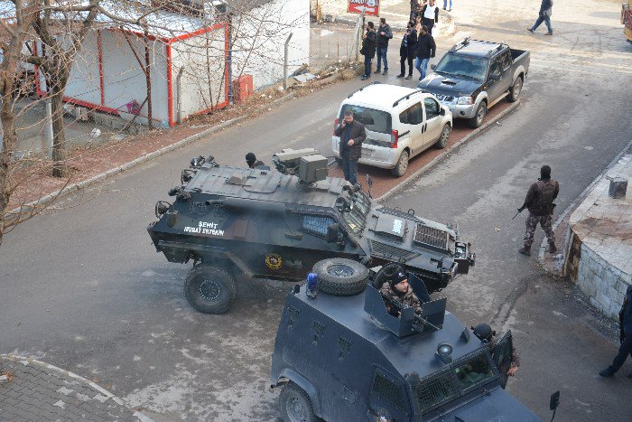 hasanakpinar's tweet photo. Özel harekatın kaçan terörist için Vakıflar İş Merkezi otoparkına operasyonundan fotoğraflar https://t.co/KpBW3kutGM https://t.co/CkAnc10cr2