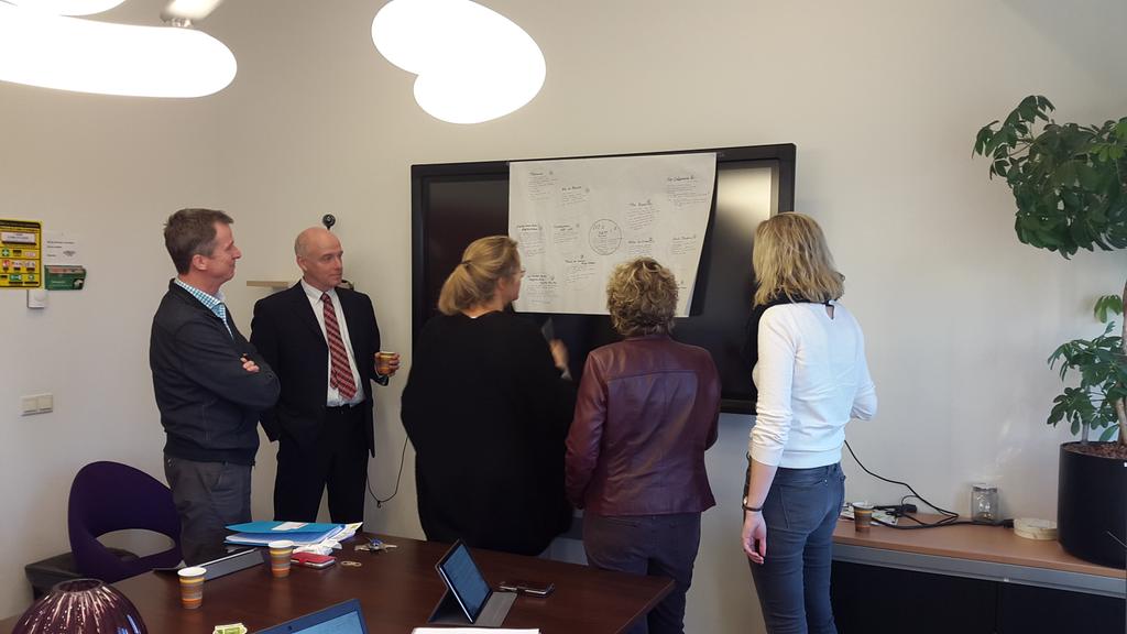 LFSTLsalland's tweet photo. Handen in een slaan 'I want to hold your hand' @Saxion @TopJobSalland @mianijland @LFSTLsalland #TheBeatles #cooperatie https://t.co/sqTAFdM9y4