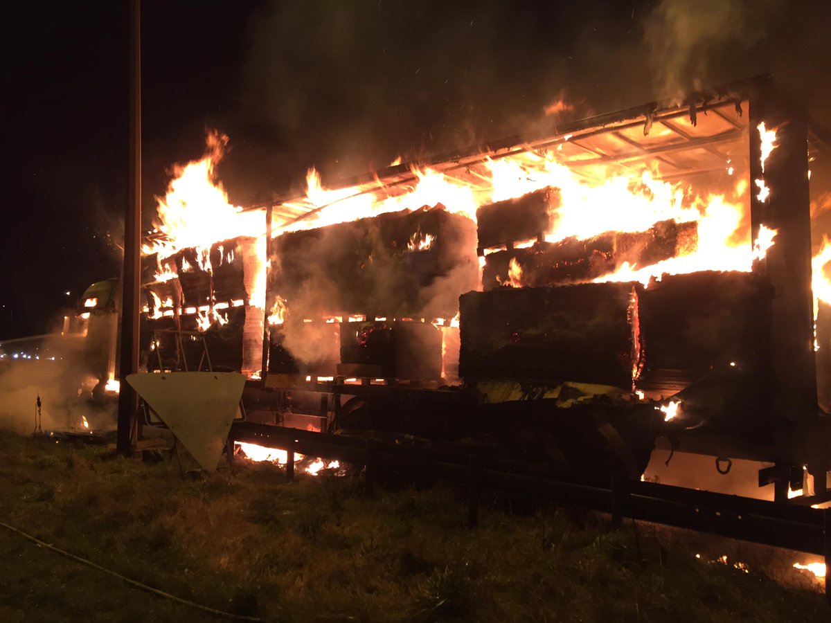 CheshireFire's tweet image. This is the lorry fire being tackled by crews on the M6 near Lymm. Please avoid the area, traffic is very heavy. goo.gl/fN2QP0
