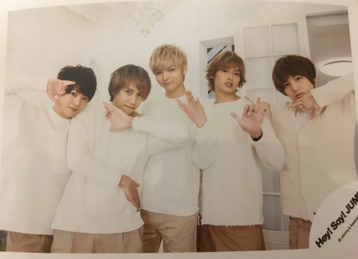 a_____hsj's tweet photo. このBESTの写真すごいかわいくて大好きなんだけど誰がいちばんかわいいって若者ポーズが苦手でついに真似することを諦めたやぶおじさん https://t.co/uPcCOYidb4