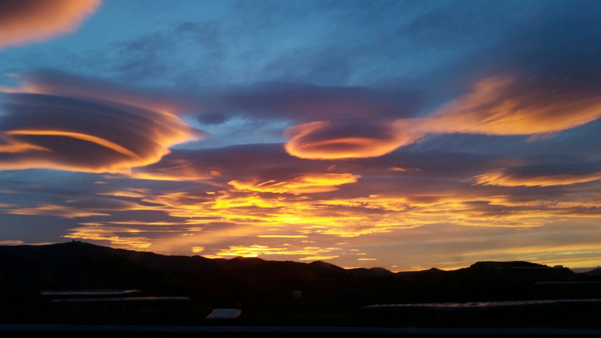 Bonito #amanecer en carretera que nos envían unos compañeros a la altura de Salobreña. <a href="/tiempobrasero/">Tutiempo</a> #AeEnRuta