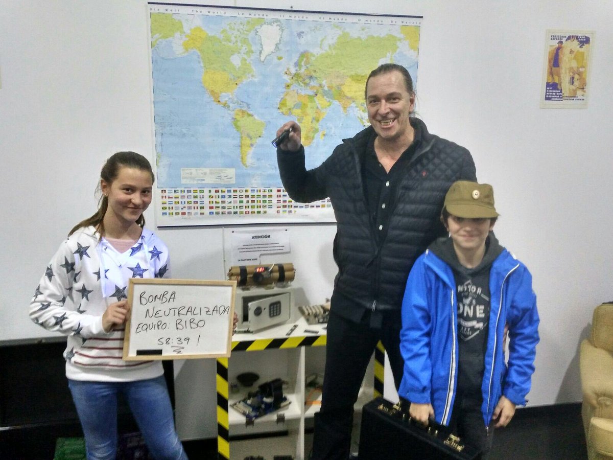 thecubeescape's tweet photo. Familias, amigos o empresas...la experiencia #EscapeCube es apta para todos los públicos. #ocio #elpuerto #escaperoom https://t.co/LNEUKYaRcd