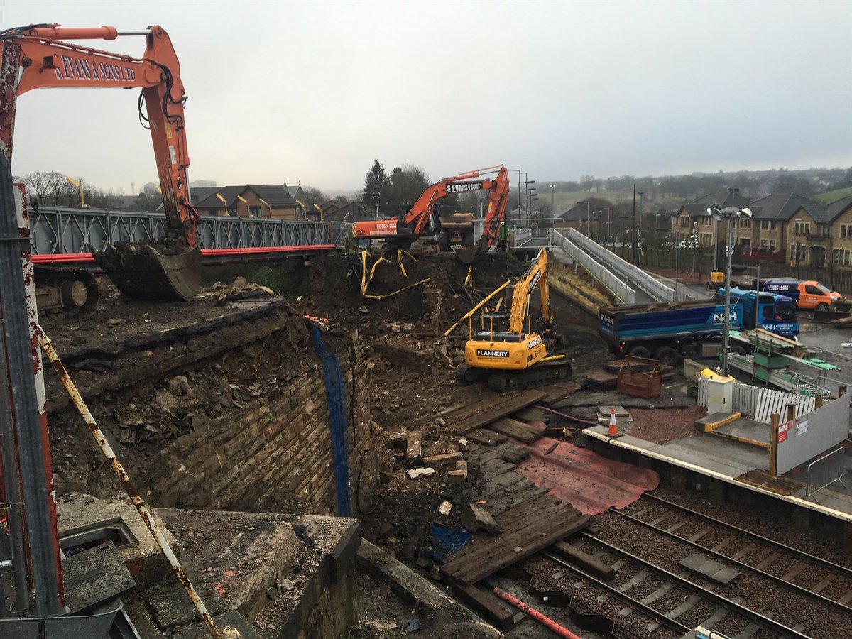 Network Rail demolishes two key bridges as part of Scottish electrification work #Shotts #A71 railtechnologymagazine.com/Rail-News/nr-d…