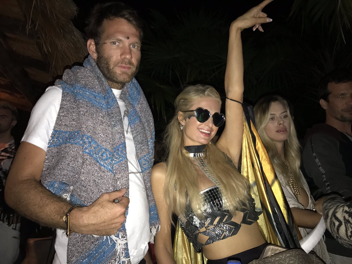 venecia101's tweet photo. When you are having the best times with your best friends #TeamRDG and, suddenly @ParisHilton also enjoyed your party!! 🍾☘️🎉🎶💋😍 https://t.co/vxzWq7xr4K