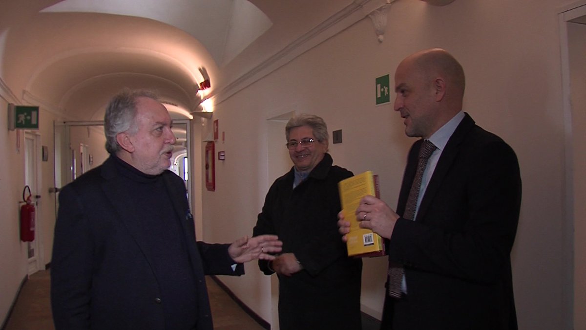 SanMarino_RTV's tweet photo. @unirsmdesign , prima stretta di mano fra segretario e rettore. Su bilancio @CorrPetrocelli "lettura sbagliata"
https://t.co/l4P8jaeINI https://t.co/Kti70wCnuH