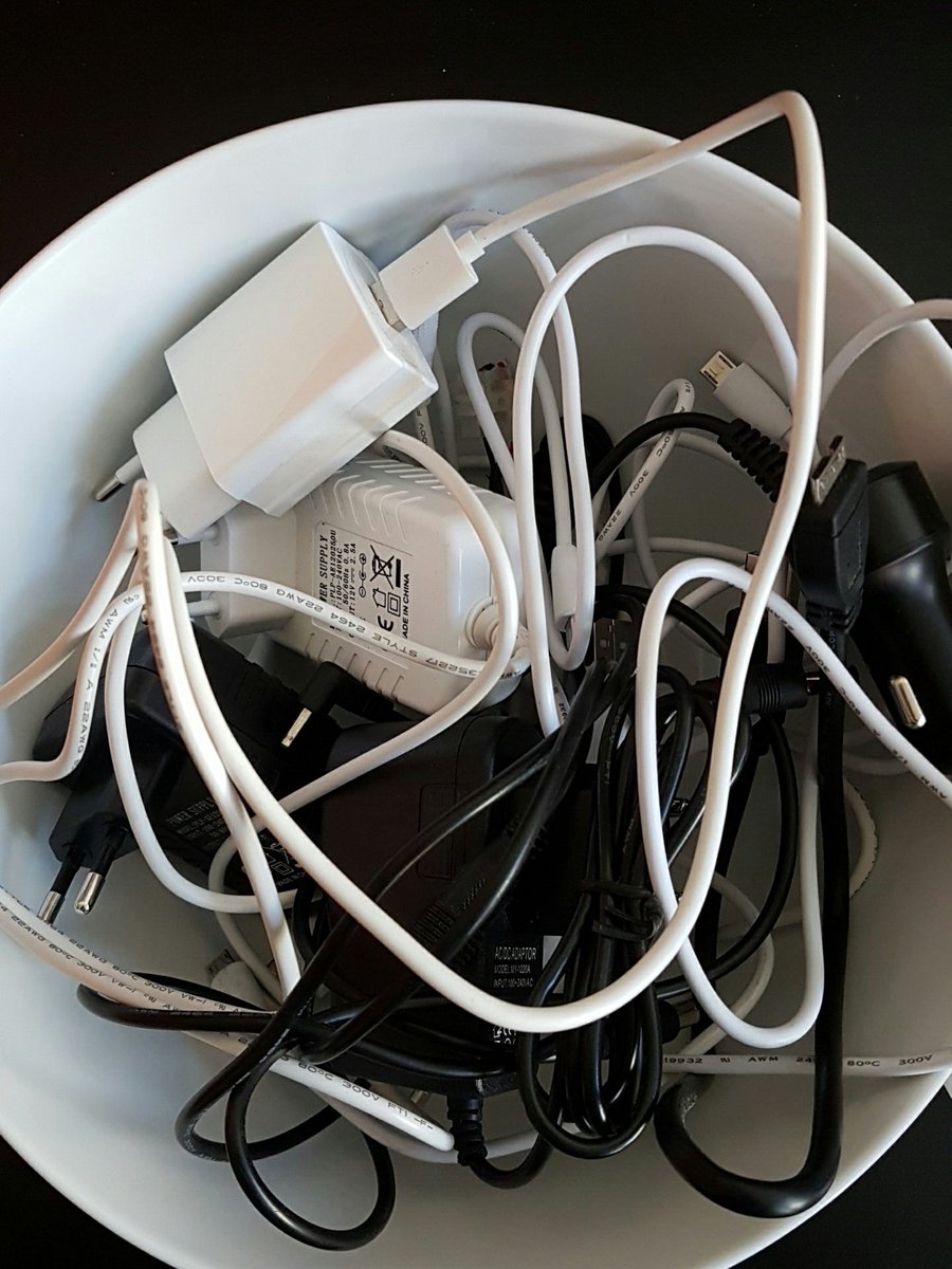 fluxportapp's tweet photo. Das wunderbare Mittagessen für das #Smartphone ein #Kabelsalat 😂 #WirelessCharging #Mittagspause #Mahlzeit https://t.co/ETK9T2TYm4