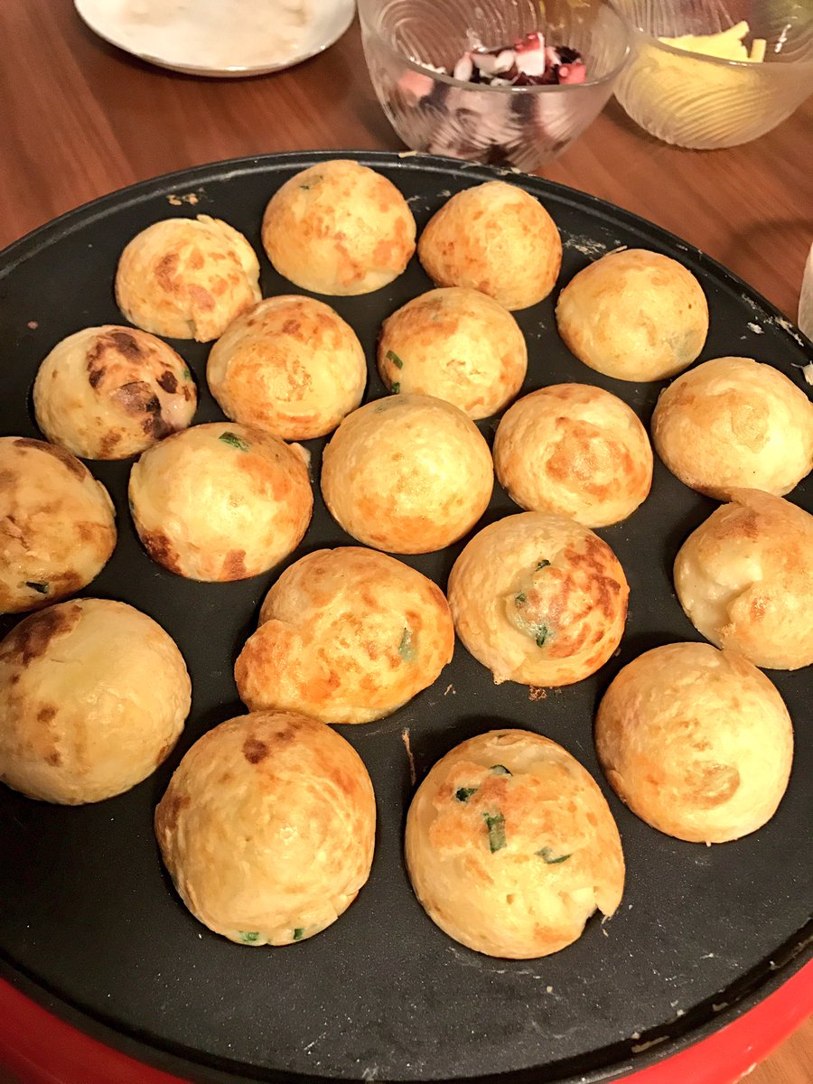 ট ইট র ﾈｲﾙｻﾛﾝｱｳﾛﾗのﾁﾛﾙ 昨夜は新年タコパ 鮮やかな手つきのたこ焼き返しにプロの技を見たよ イタリアンたこ焼き たこ焼きの具にチーズとトマト増やす あればバジルも にクレイジーソルトとオリーブオイル ニンニクすりおろしを混ぜたソースで食べる