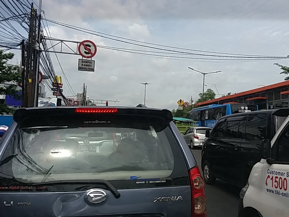 09:52 Lalu lintas di seputar traffic light Arion padat merayap.  (Foto:<a href="/be_why36/">bendy yumeinanto</a>)