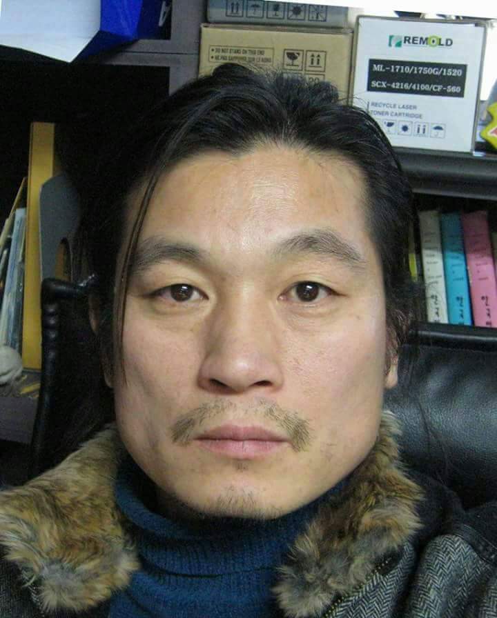 g100009's tweet photo. 박대통령 성적비하그림 그린 이구영 개새끼 말이다 “폭력적인 이유로 작가의 예술 창작 자유가 훼손된다는 것은 민주주의를 갈구하는 대한민국에서 있을 수 없는 일”☞야 개자식아!자국의 여성대통령 성적희롱,비하하는 그림이 예술 창작의 자유고 민주주의냐? https://t.co/WULxd5jNLX