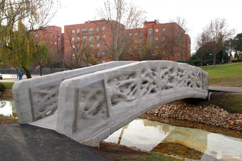 designboom's tweet photo. the world's first 3D printed pedestrian bridge is constructed in park castilla-la mancha, in alcobendas, madrid https://t.co/RyJzCMo6gA https://t.co/NxW177PFCa