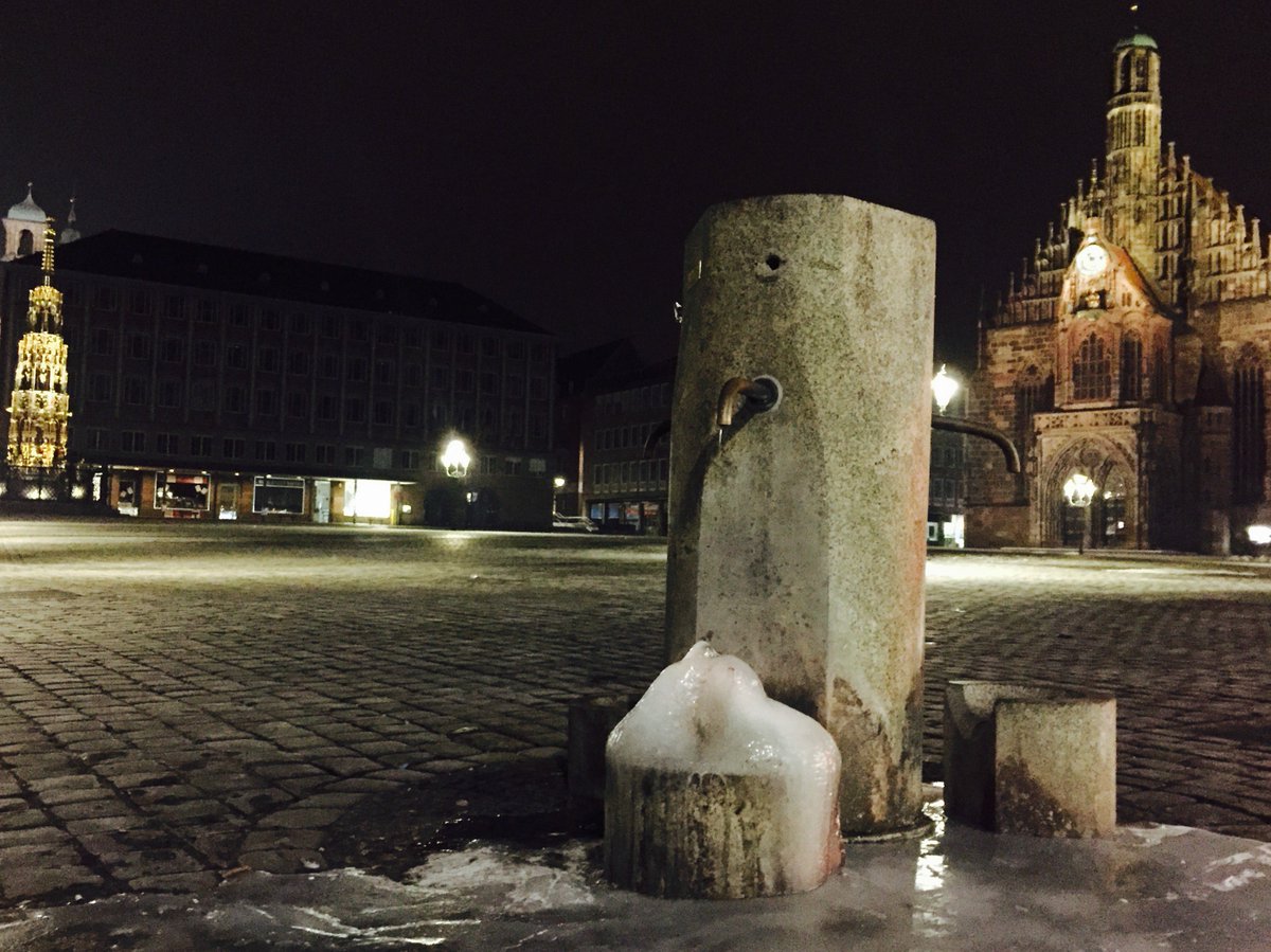 jarukenk's tweet photo. Mira @tiempobrasero! se nos ha congelado la fuente en Núremberg (Alemania)! #tiempobrasero https://t.co/xrvsQYjsN7