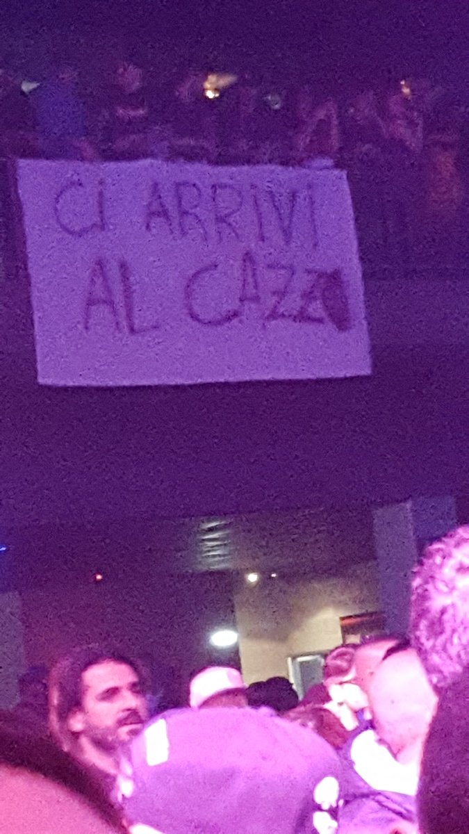 Doppia_Acca's tweet photo. Quello che vi aspettereste da un concerto di @marracash più quello che vi aspettereste da un concerto di @THEREALGUE .Schiaffi.A piena mano. https://t.co/J8gtEHos5C