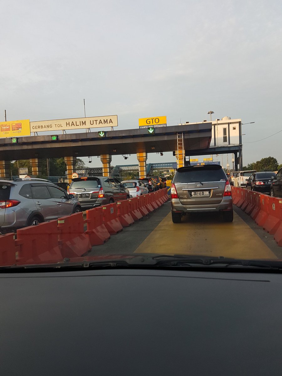 05.50wib Tol PekJa Cikunir-JtBening-Halim msh ramelan. Antrian GT Halim mencapai 500M. Hbs byr GT Halim msh lncr. Cawang arah Pancoran pamer