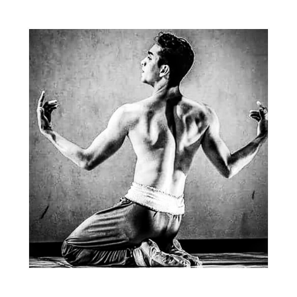 Edbailarino's tweet photo. O príncipe que prefere ser bailarino.......😍💜🌸🎶 https://t.co/jVpcGx2Oi6