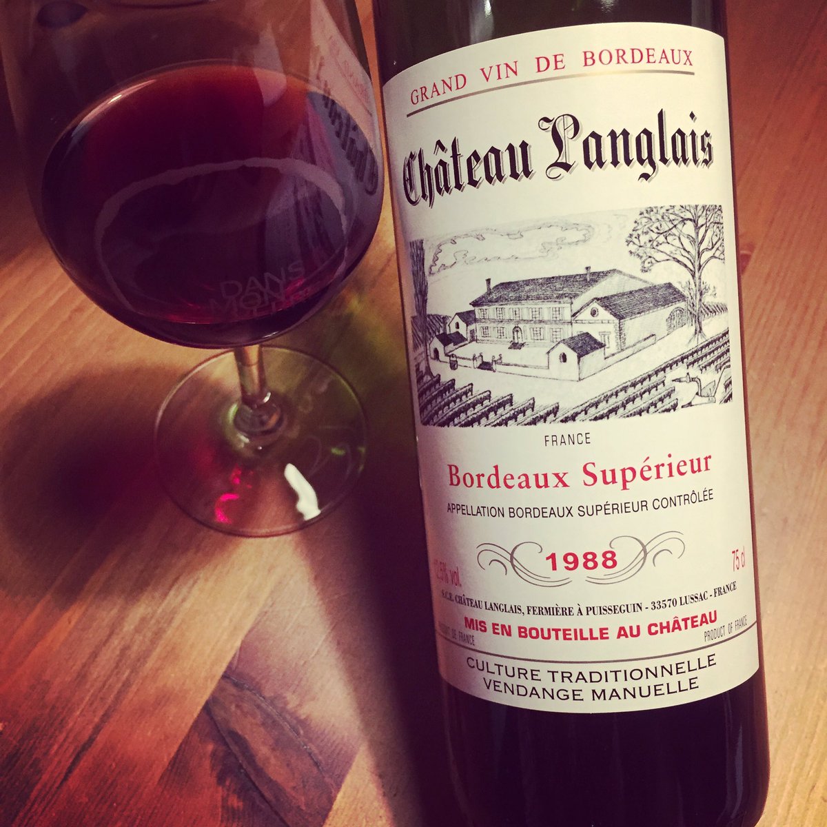 Vin de #Bordeaux parfait pour vous faire découvrir les vins matures. Dispo chez <a href="/agenceboires/">Boires</a> #chateaulanglais <a href="/VinsdeBordeaux/">Les Vins de Bordeaux 🍇</a> #dansmonverre
