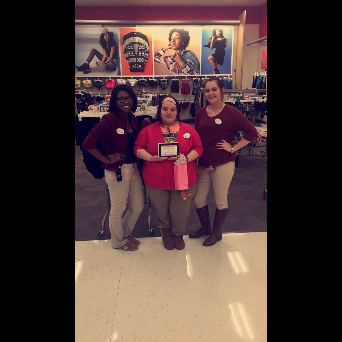 dessiiii15's tweet photo. Just gotta brag on a special Team Member! Killing the Redcard Game! I wouldn't be where I am today w/o my team!❣️#TeamMemberApperciationPost https://t.co/1IOZzGRBgX